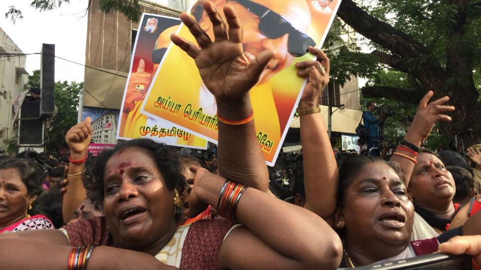 அலைமோதும் தொண்டர்கள்