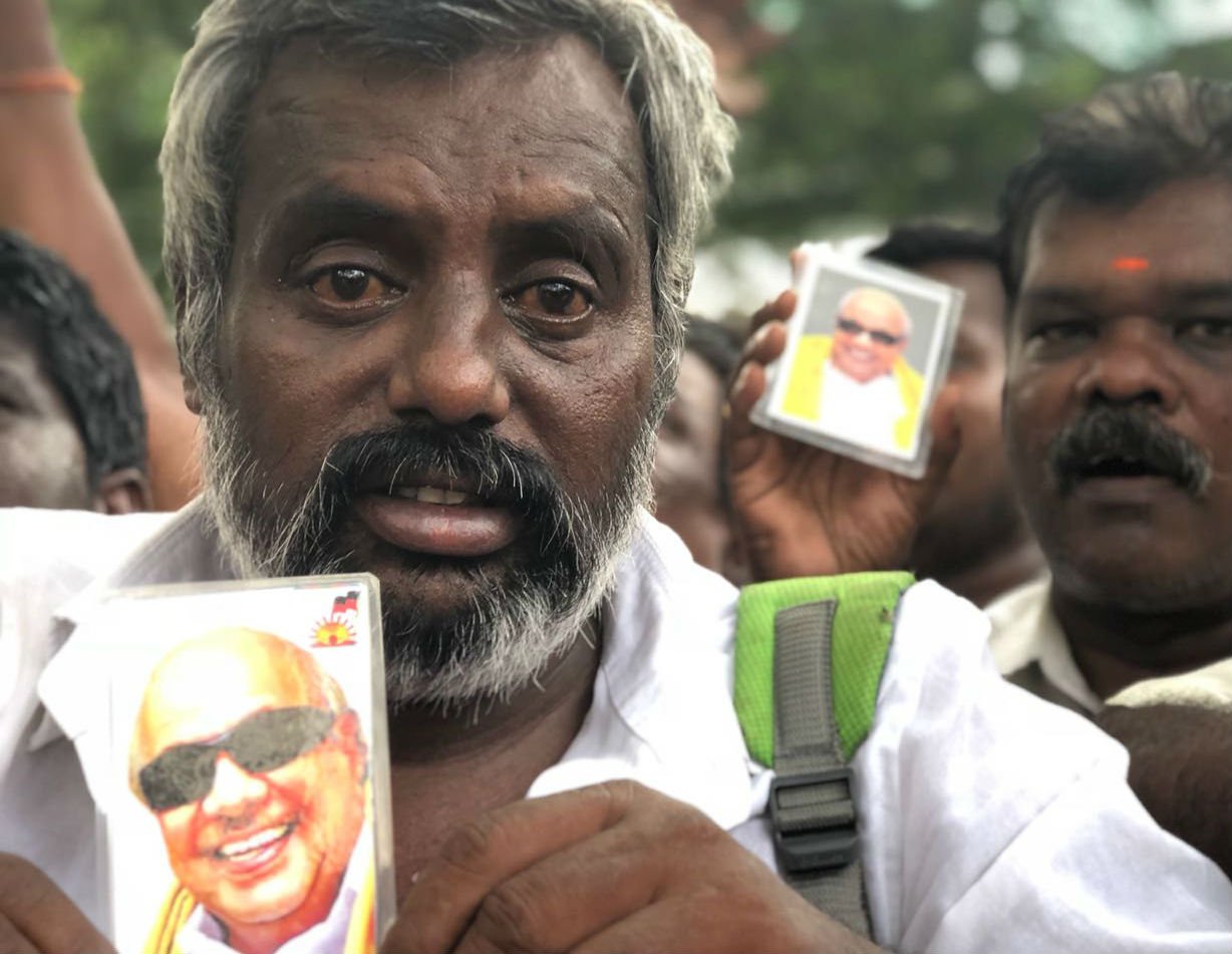 காவேரியில் அலைமோதும் தொண்டர்கள்