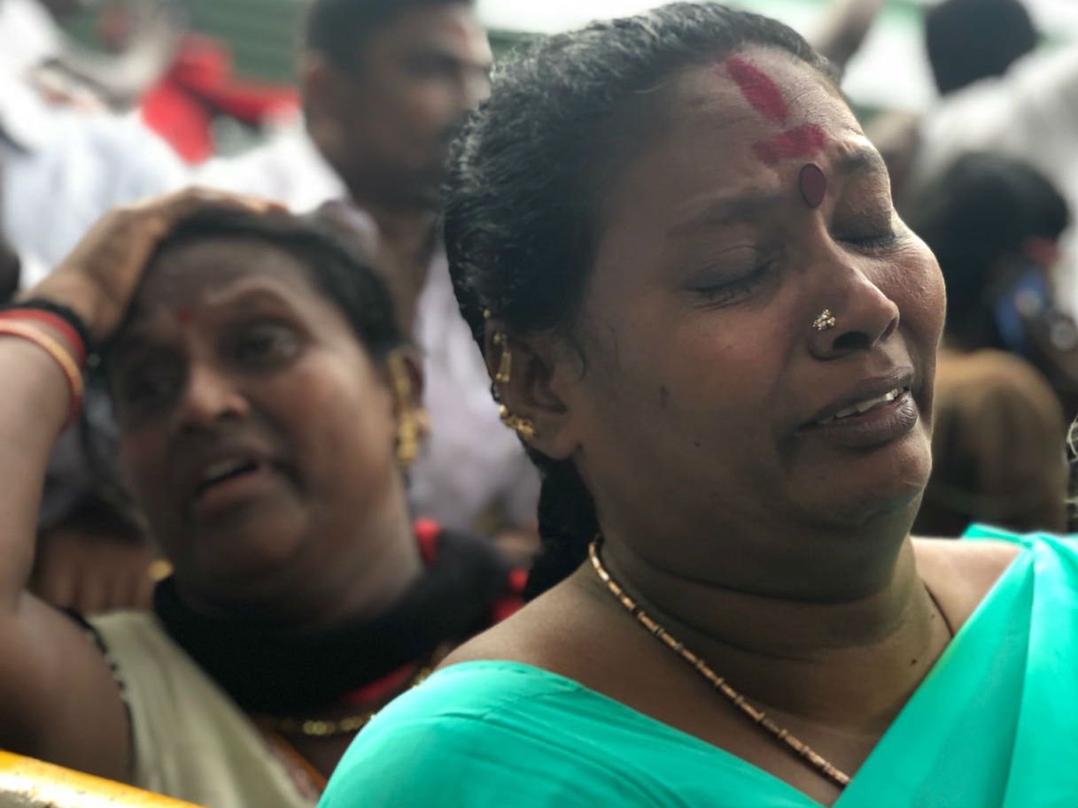 காவேரியில் அலைமோதும் தொண்டர்கள்