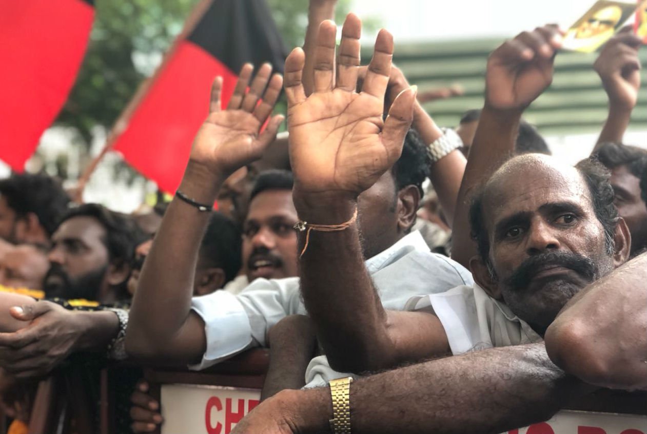 காவேரியில் அலைமோதும் தொண்டர்கள்