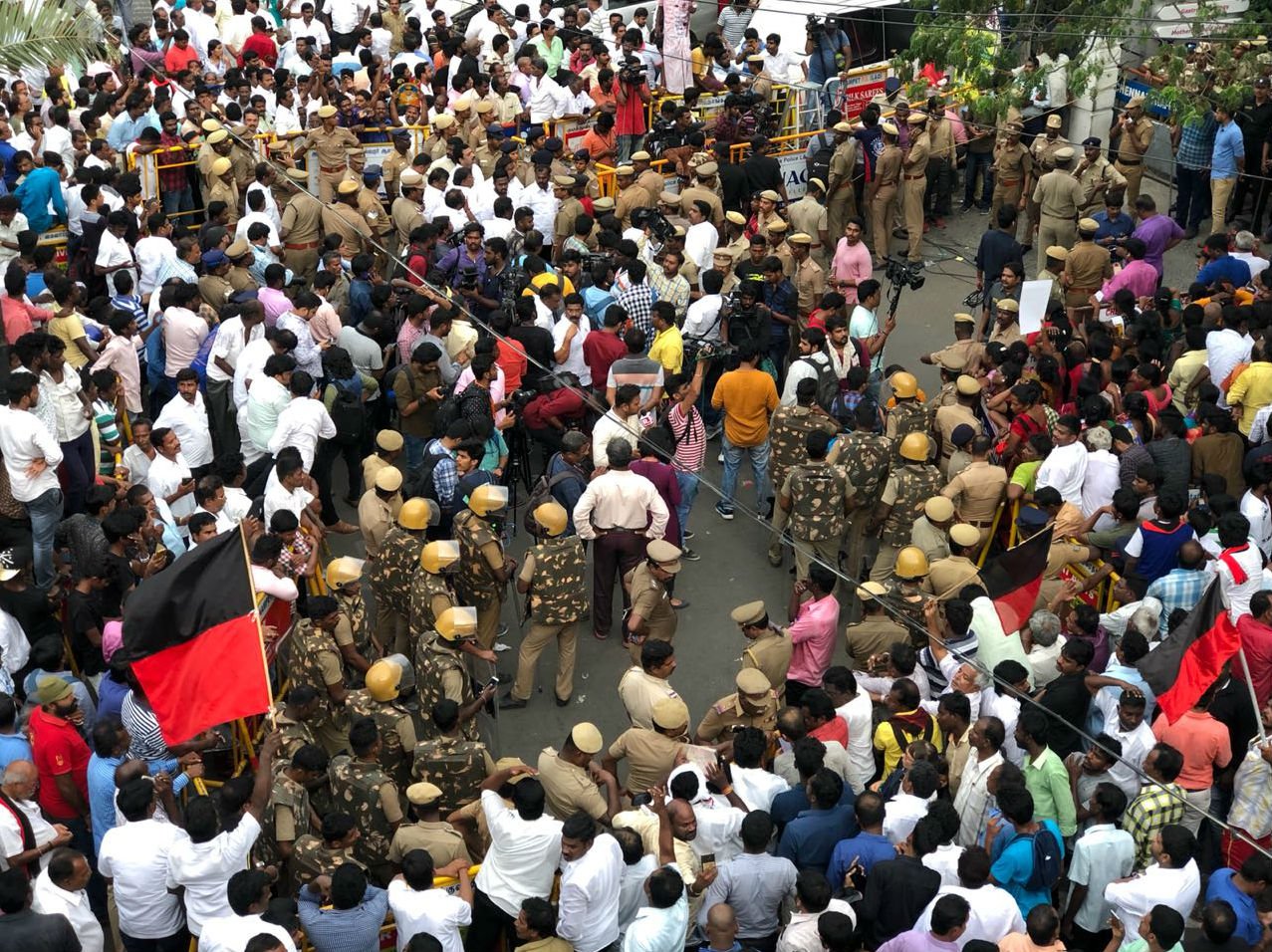 காவேரி மருத்துவமனையில் கூடியுள்ள மக்கள் கூட்டம்