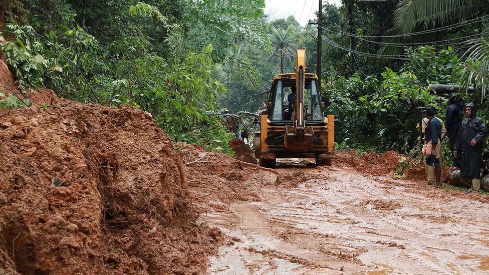 நிவாரண முகாம்காளில் 54 ஆயிரம் பேர் - வெள்ளத்தில் மிதக்கும் கேரளா