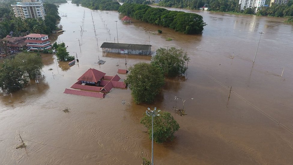 நிவாரண முகாம்காளில் 54 ஆயிரம் பேர் - வெள்ளத்தில் மிதக்கும் கேரளா