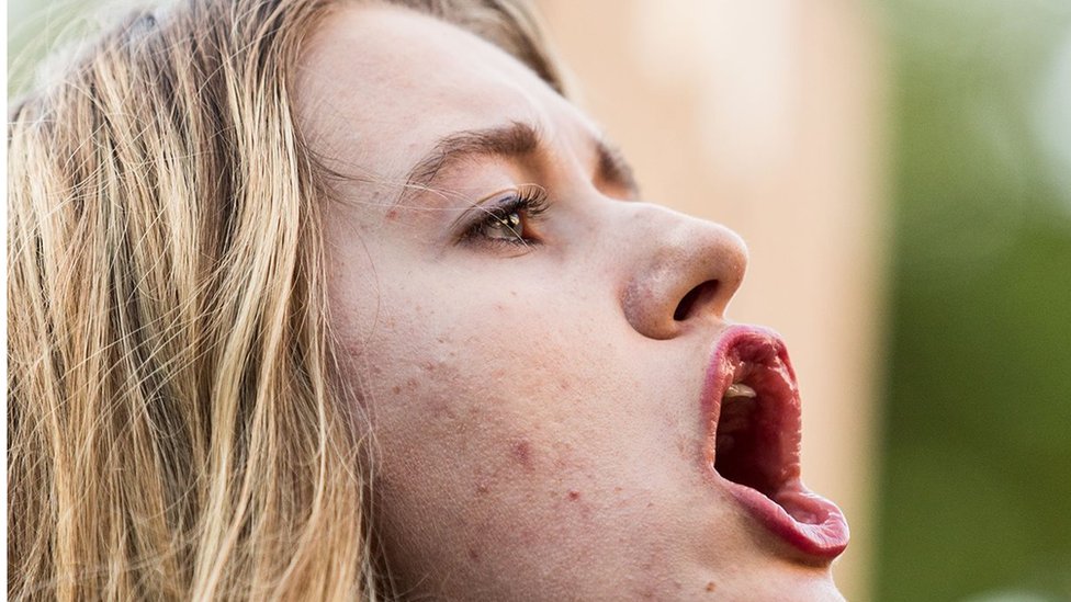 பத்தாயிரம் பேர் வசிக்கும் உலகின் சிறிய தீவு நாட்டின் துயர் மிகு கதை