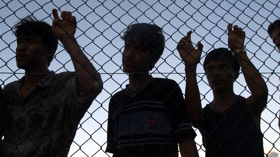 பத்தாயிரம் பேர் வசிக்கும் உலகின் சிறிய தீவு நாட்டின் துயர் மிகு கதை