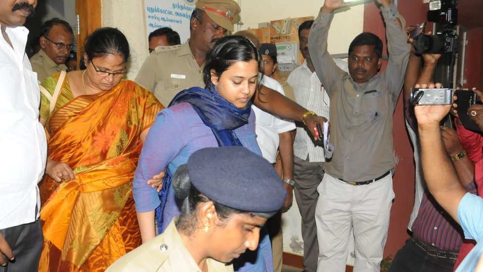 சோஃபியா கைது குறித்து ஷோஃபியா என்ன சொல்கிறார்? சோஃபியா கைது குறித்து ஷோஃபியா என்ன சொல்கிறார்?