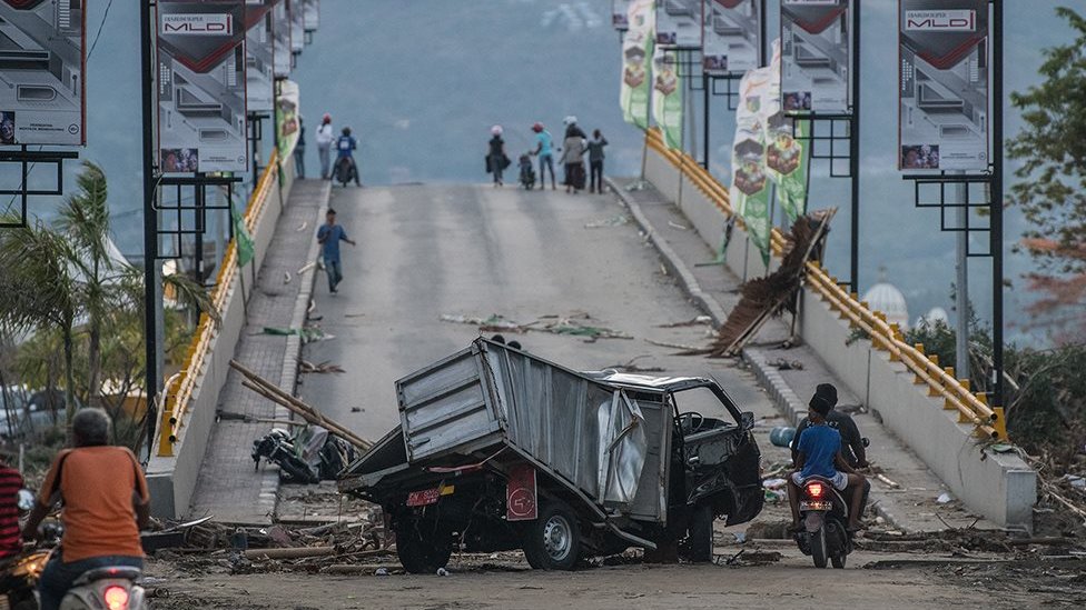 இந்தோனீசியா நிலநடுக்கம், சுனாமி: பலி எண்ணிக்கை 1200 ஆக உயர்வு இந்தோனீசியா நிலநடுக்கம், சுனாமி: பலி எண்ணிக்கை 1200 ஆக உயர்வு