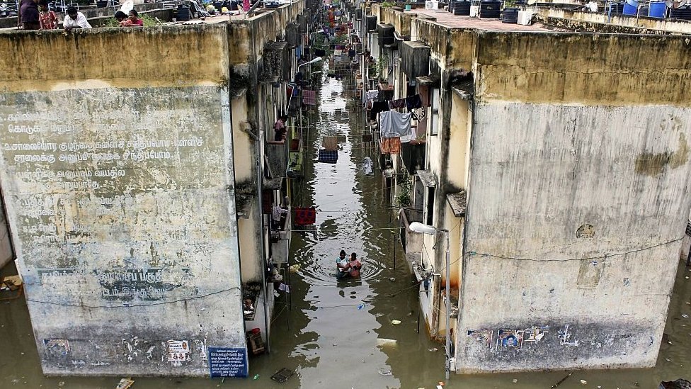 கொரோனாவுக்கு மத்தியில் நிவர் புயல்