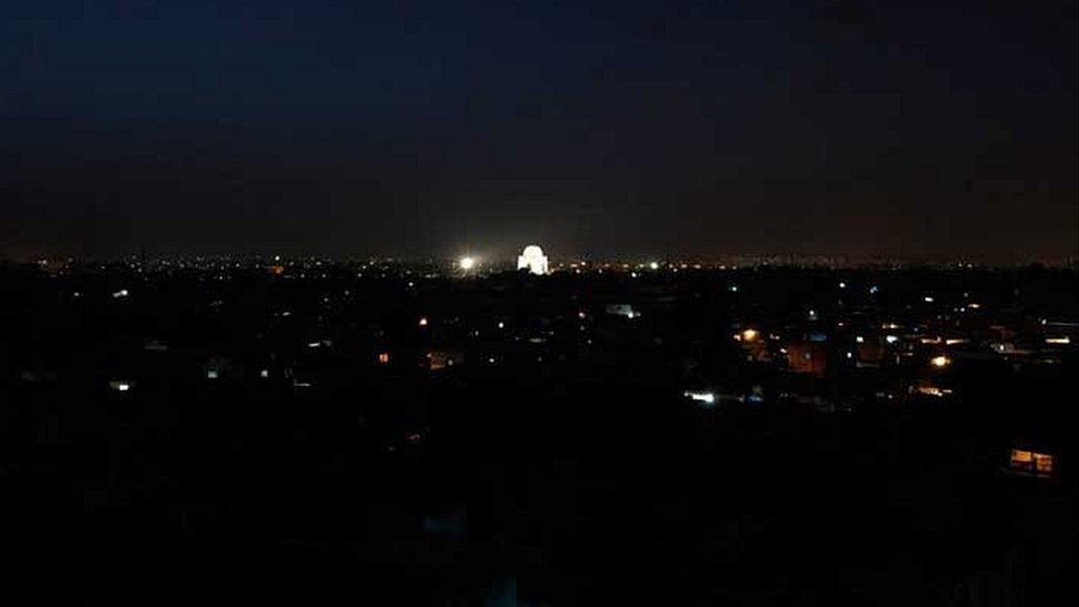 இருளில் மூழ்கிய பாகிஸ்தான்: மின்வெட்டுக்கு காரணம் என்ன?