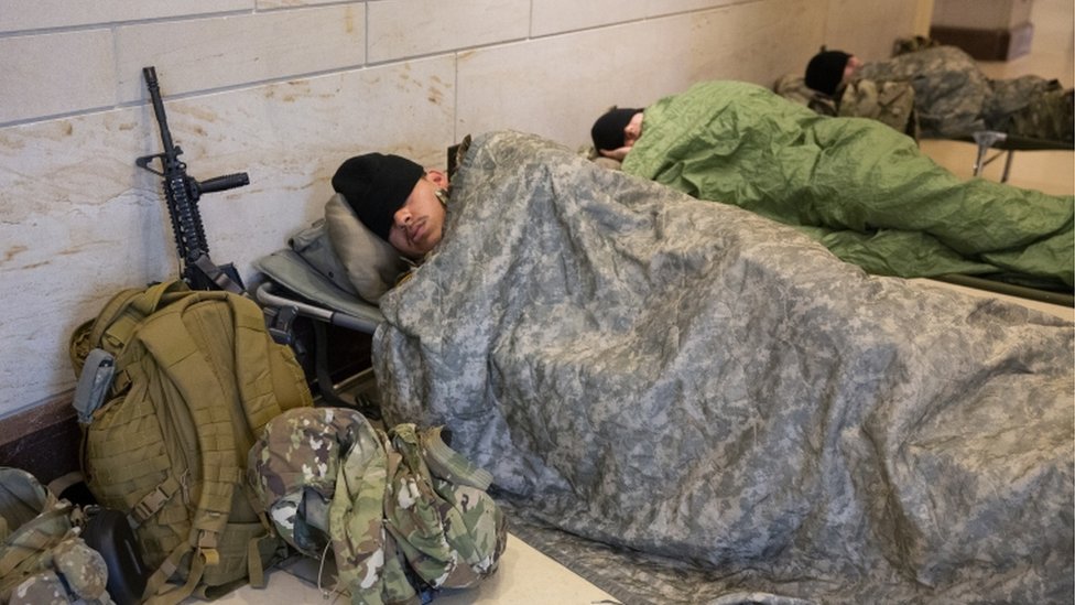 தரையில் உறங்கும் பாதுகாப்புப் படையினர்.