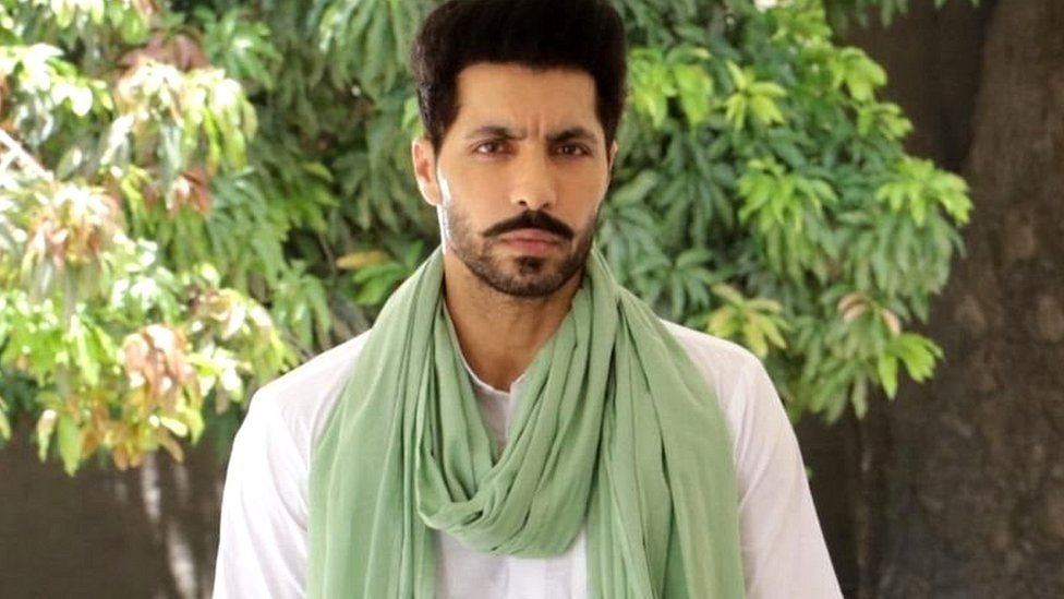 செங்கோட்டையில் கொடி: பஞ்சாபி நடிகர் தீப் சித்து பின்னணி என்ன?