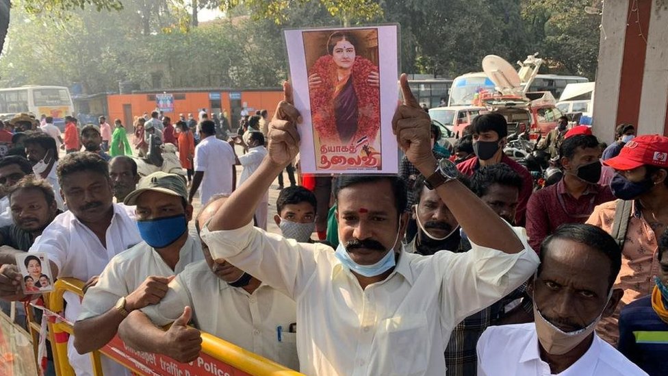 பெங்களூரு மருத்துவமனையில் இருந்து சசிகலா டிஸ்சார்ஜ்