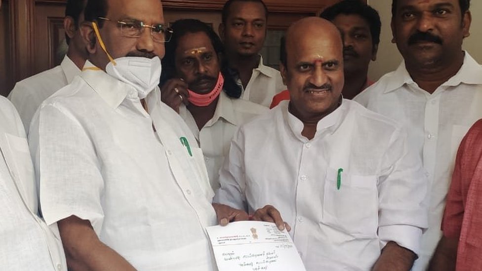 சபாநாயகர் சிவக்கொழுந்துவிடம் (இடது) பதவி விலகல் கடிதத்தை வழங்கும் லட்சுமி நாராயணன் (வலது)
