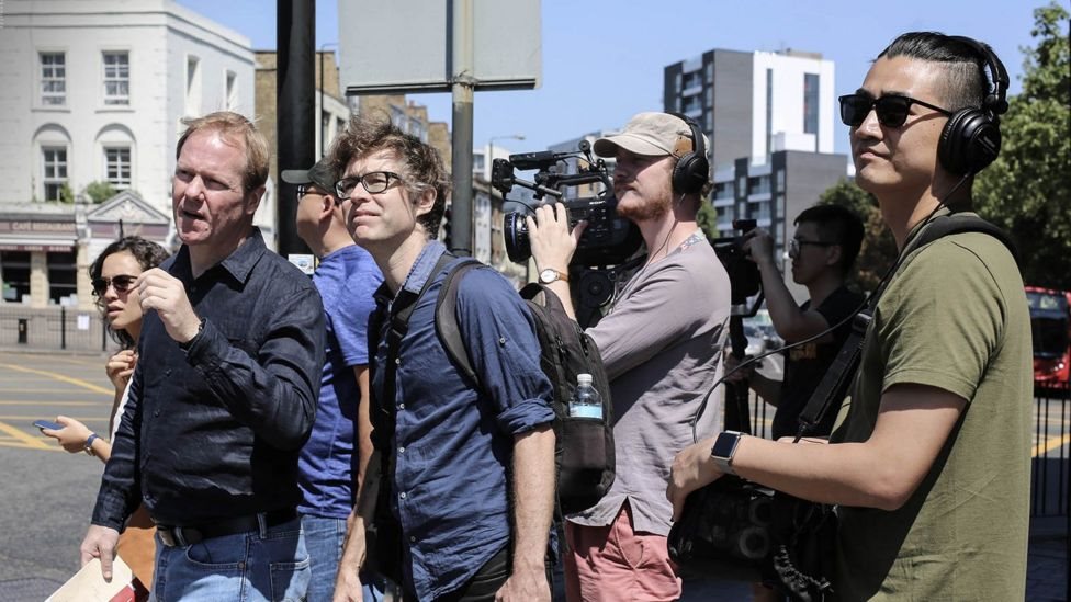 ஆர்த்தர் ஜோன்ஸ் (இடமிருந்து இரண்டாவது) தப்பித்தவர்களின் குடும்பங்களை தேடி