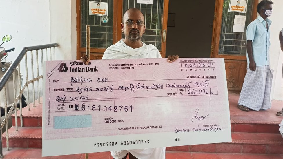 தமிழ்நாடு அரசின் கடனில் தமது பங்கான 2,63,976 ரூபாயை வழங்க முன்வந்த நாமக்கல் இளைஞர்