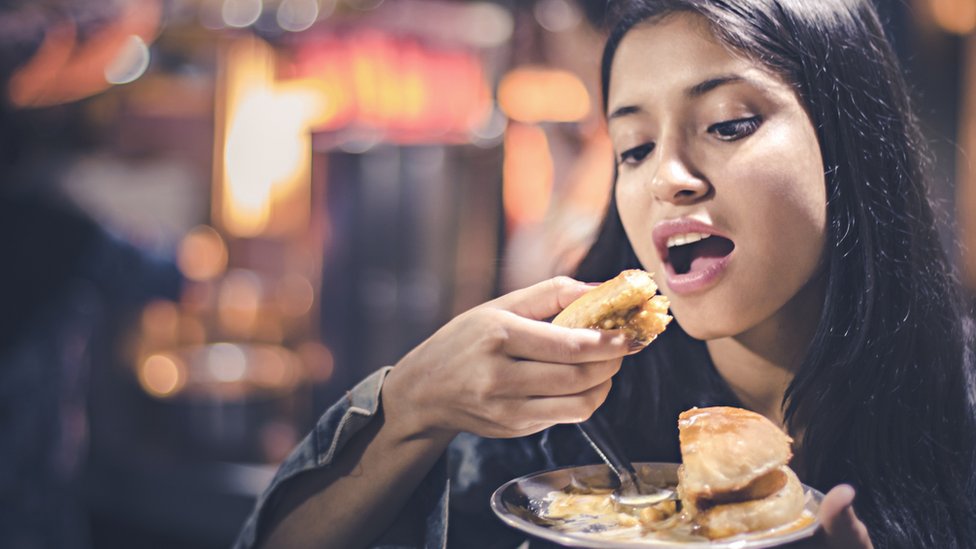 உணவு, உடல்நலம்: மன நலத்துடன் இருக்க என்ன உணவுகளை உண்ண வேண்டும்? உணவு, உடல்நலம்: மன நலத்துடன் இருக்க என்ன உணவுகளை உண்ண வேண்டும்?