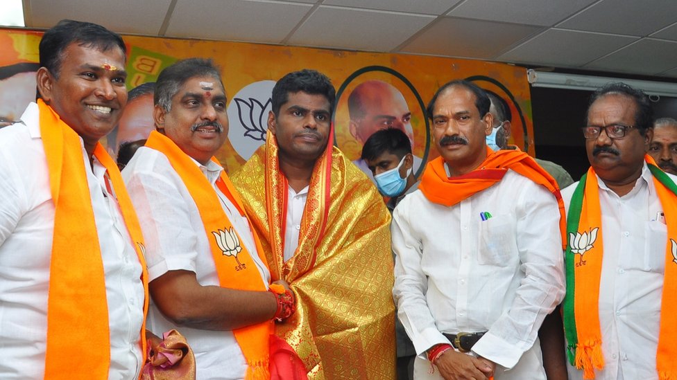 புதுச்சேரி பாஜக நிர்வாகிகளுடன் அண்ணாமலை