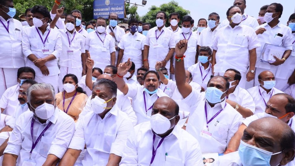 ஜெயலலிதா பல்கலைக்கழக விவகாரம்; அ.தி.மு.க. எம்.எல்.ஏக்கள் சாலை மறியல், கைது