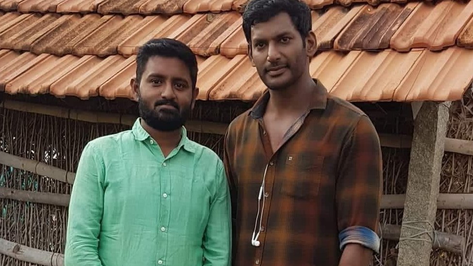 சினிமா பிரபலங்களுடன் படம் எடுத்து சமூக ஊடகங்களில் பதிவிடுவது இவரது வழக்கம்