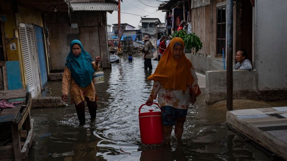 இந்தோனீசியத் தலைநகர் ஜகார்த்தாவின் கடலோரப்பகுதியில் உயரும் கடல் ஓதத்தால் தினமும் காலையில் தெருவில் நுழையும் கடல் நீர்.