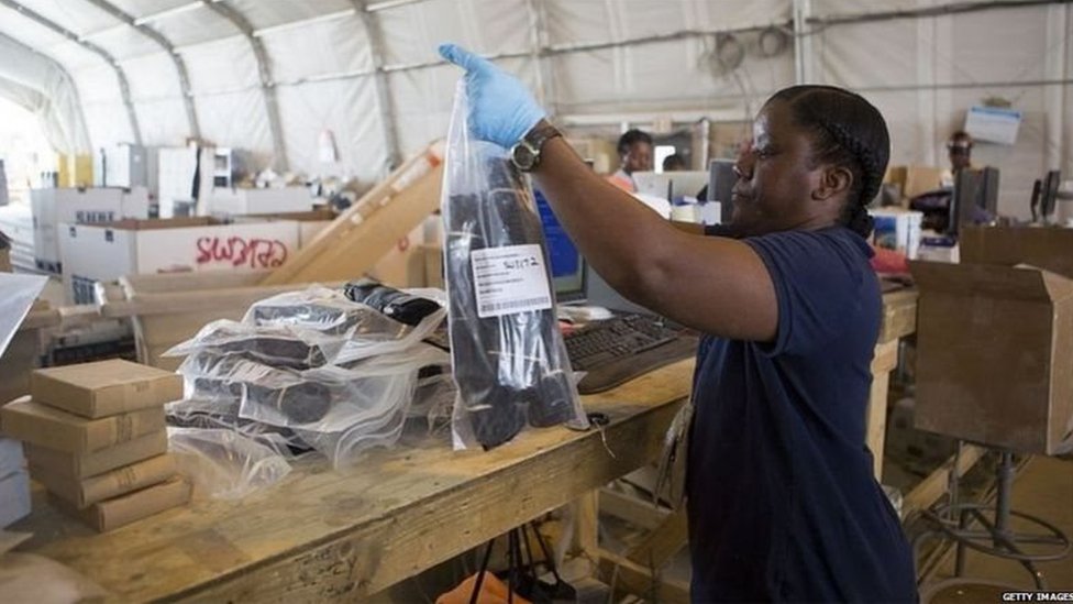 விமானங்களில் எரிபொருள் நிரப்புதல், லாரி ஓட்டுதல், சமையல், சுத்தம் செய்தல், ஹெலிகாப்டர்கள் இயக்குவது போன்ற பணிகளை ஒப்பந்தக்காரர்கள் செய்தனர்.