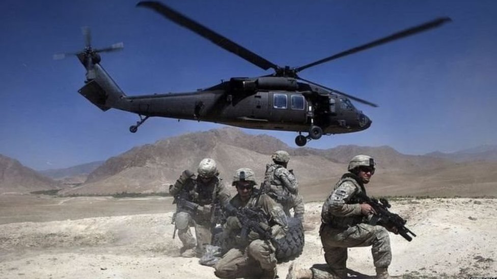 லாக்ஹீட் மார்ட்டின் நிறுவனம் பிளாக்ஹாக் ஹெலிகாப்டர்களை உற்பத்தி செய்கிறது