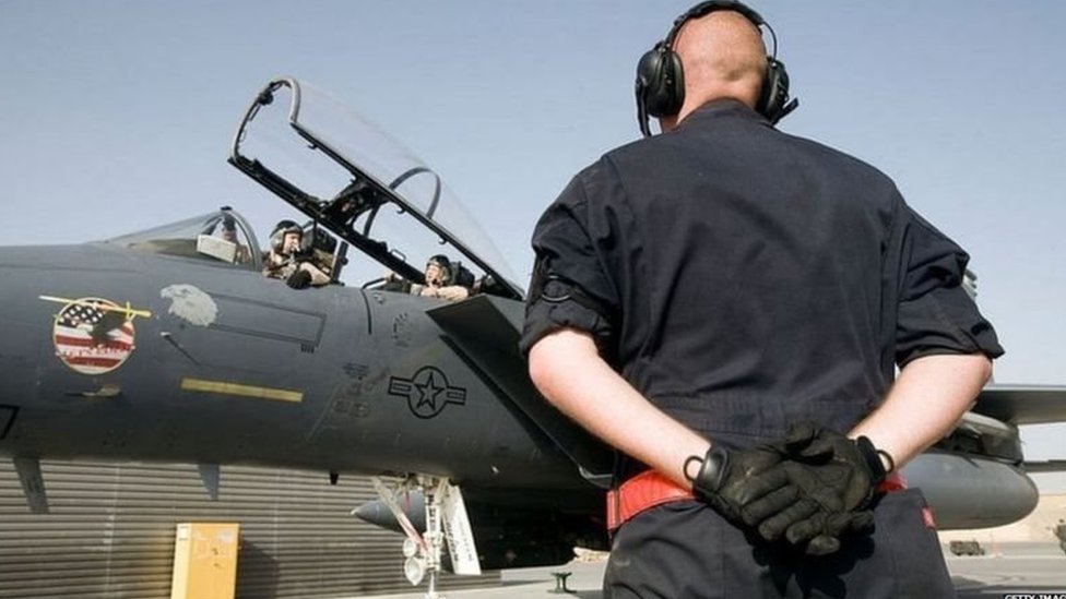 போயிங், F-15 மற்றும் F-18 போர் விமானங்களை தயாரிக்கிறது.