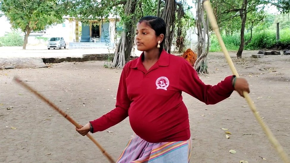 இரு கைகளால் சிலம்பம் சுற்றி அசத்தும் நாமக்கல் கர்ப்பிணி பெண்