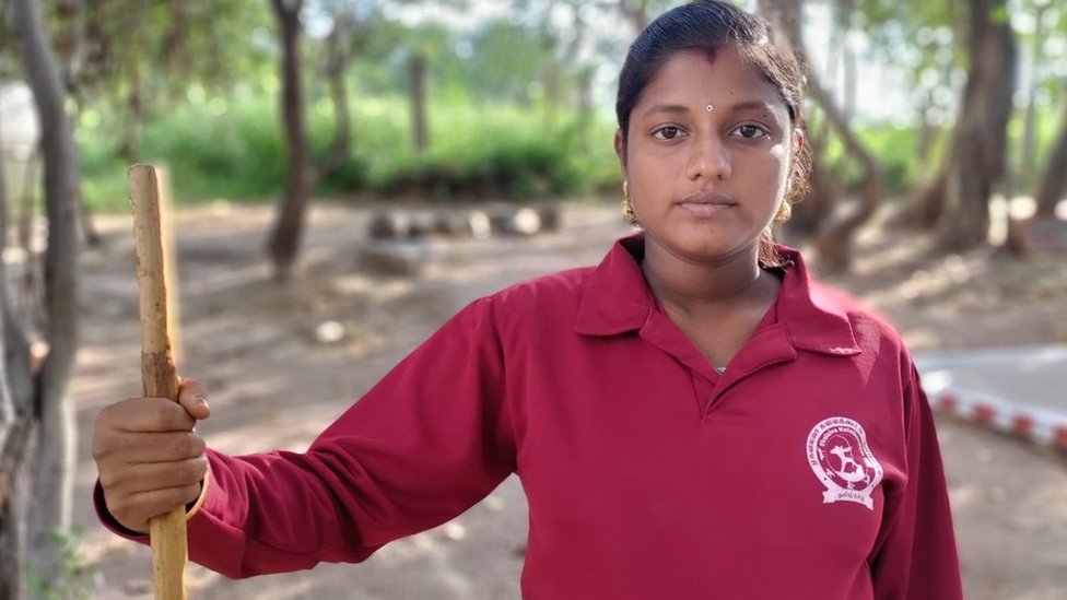 இரு கைகளால் சிலம்பம் சுற்றி அசத்தும் நாமக்கல் கர்ப்பிணி பெண்