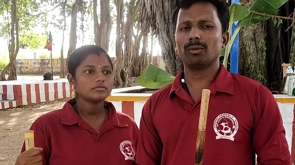 இரு கைகளால் சிலம்பம் சுற்றி அசத்தும் நாமக்கல் கர்ப்பிணி பெண்