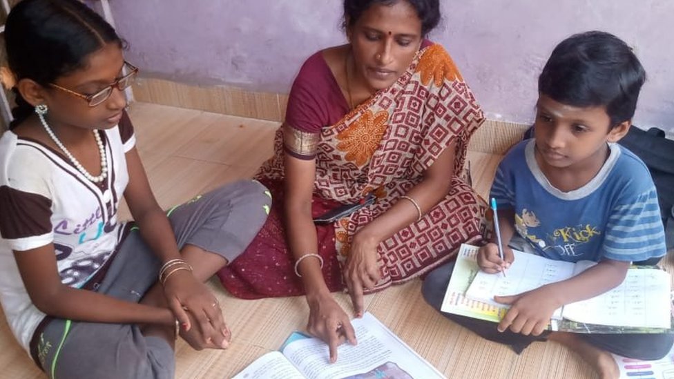 கல்வி கற்கும் மாணவர்கள்.