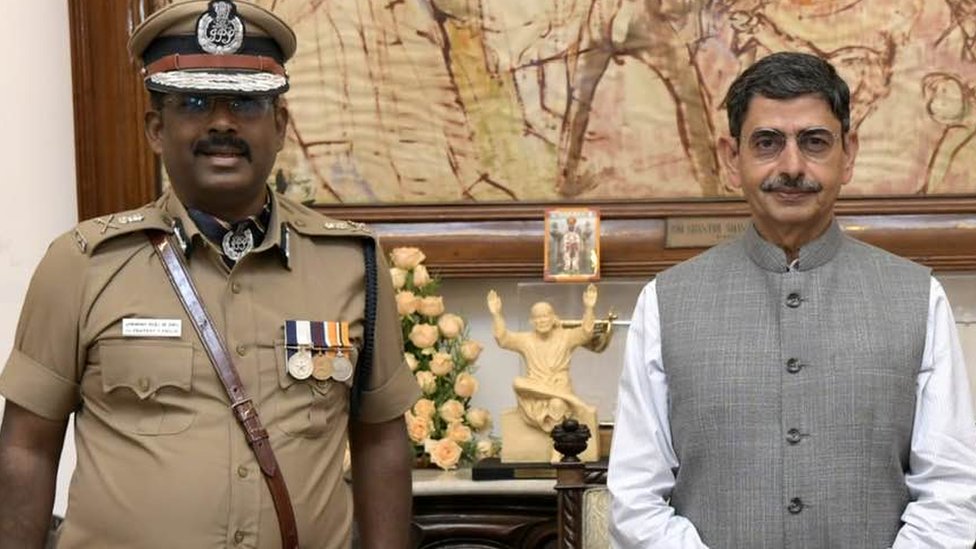 pradeep philip ips தமிழ்நாடு ஆளுநர் ஆர்.என். ரவியுடன் (வலது) ஓய்வுபெறும் ஐ.பி.எஸ் அதிகாரி பிரதீப் வி பிலிப் pradeep philip ips தமிழ்நாடு ஆளுநர் ஆர்.என். ரவியுடன் (வலது) ஓய்வுபெறும் ஐ.பி.எஸ் அதிகாரி பிரதீப் வி பிலிப்