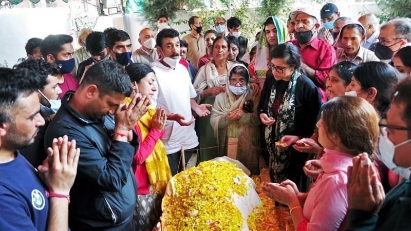 மக்கான் லால் பிந்த்ரூவின் இறுதிச்சடங்கில் கூடி இருந்தவர்கள்