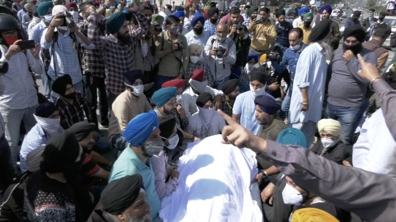 சுபீந்தர் கௌர் இறுதி ஊர்வலத்தின்போது நடந்த போராட்டம்