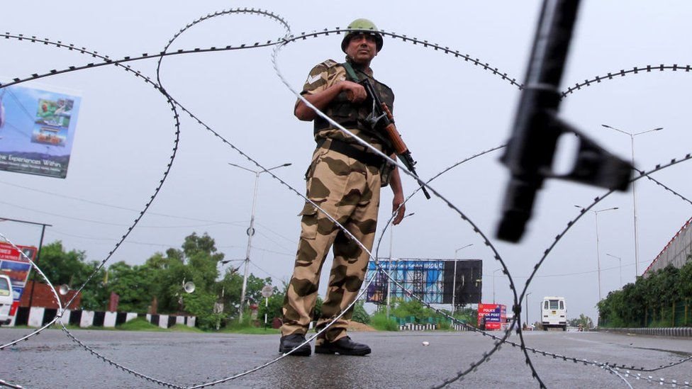 370வது அரசியல் சட்டப் பிரிவு நீக்கப்பட்டபின் காஷ்மீரில் கடுமையான ஊரடங்கு, பயண மற்றும் தொலைத்தொடர்பு கட்டுப்பாடுகள் விதிக்கப்பட்டன.