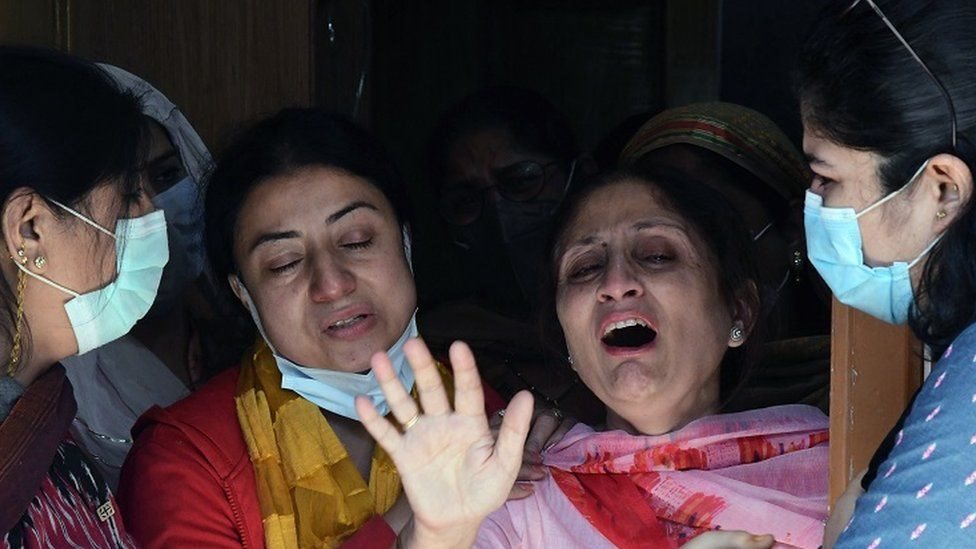 தீவிரவாதிகளால் சுட்டுக் கொல்லப்பட்ட மக்கான் லால் பிந்த்ரூவின் குடும்பத்தினர்