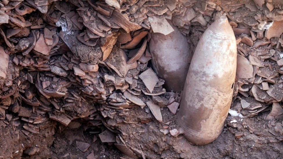 அகழ்வாராய்ச்சி நடந்த இடத்திலிருந்து கிடைத்த மண்பாண்டத் துண்டுகள்