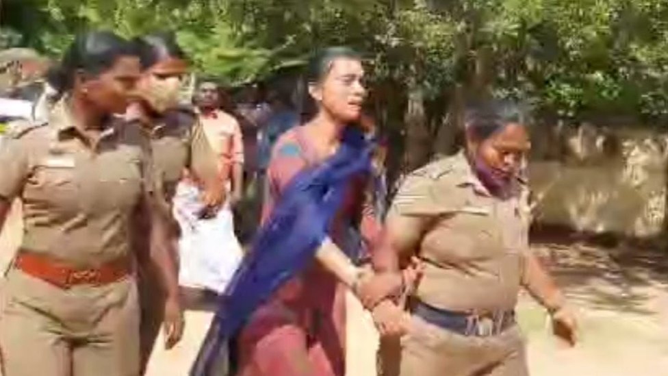 பெண்ணை மீட்டு அழைத்துச் செல்லும் பெண் காவலர்கள்.