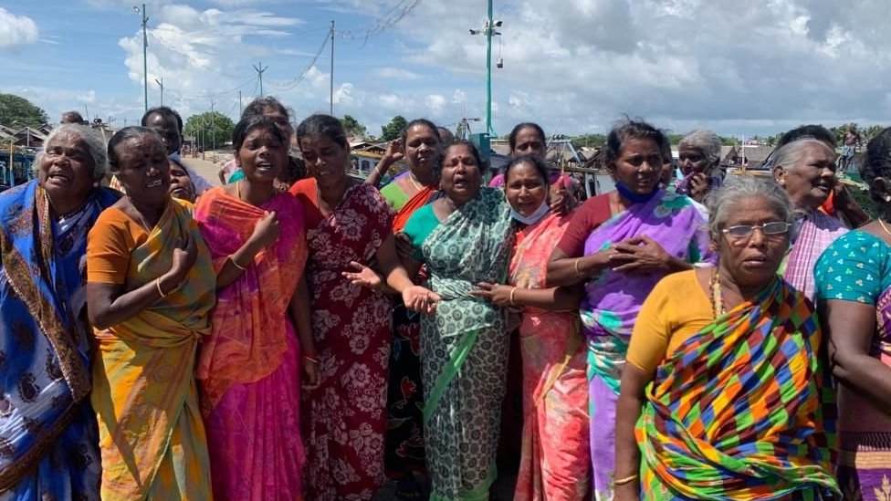 கடற்கரையில் கண்ணீருடன் காத்திருக்கும் உறவினர்கள்.