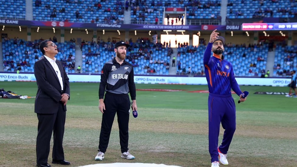 விராட் கோலி டாஸ் சுண்டும் காட்சி