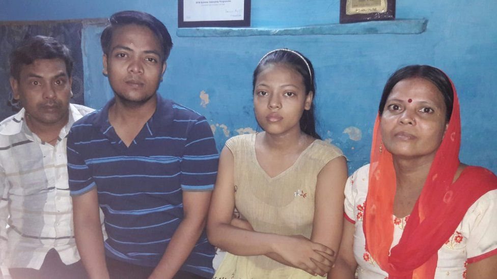 Photo Caption - தில்லி குடிசைப் பகுதியில் அவரது குடும்பத்தினருடன் முதல் தலைமுறை பட்டதாரி துஷார்.