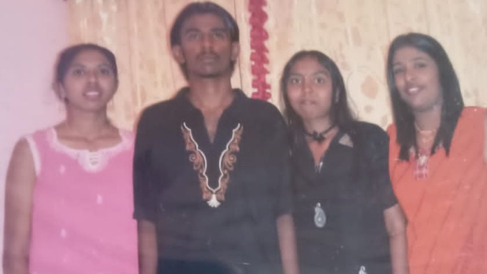 நாகேந்திரனுடன் ஷர்மிளா (வலது கோடியில் இருப்பவர்) நாகேந்திரனுடன் ஷர்மிளா (வலது கோடியில் இருப்பவர்)