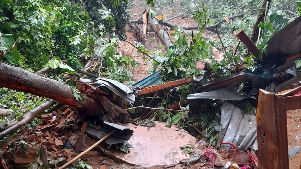 இலங்கையில் மழையால் மண்சரிவு இலங்கையில் மழையால் மண்சரிவு