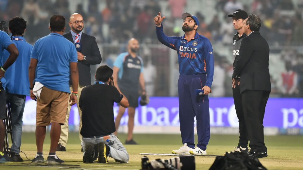 டாஸ் சுண்டும் ரோஹித் சர்மா டாஸ் சுண்டும் ரோஹித் சர்மா