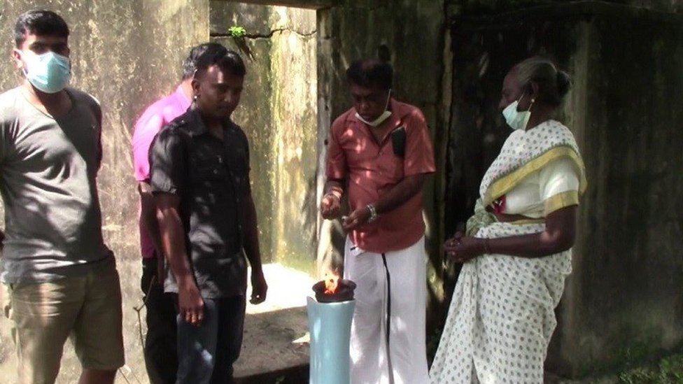 இலங்கையில் ராணுவ கெடுபிடிக்கு இடையே மாவீரர் தினம் அனுசரிப்பு