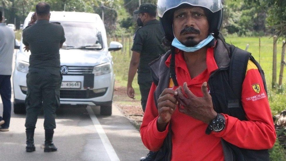 தம் மீது தாக்குதல் நடத்தப்பட்டதாகக் கூறும் ஊடகவியலாளர் விஸ்வலிங்கம் விஸ்வசந்திரன்.