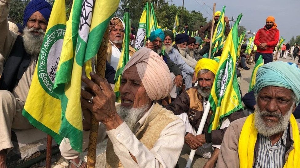 2020 நவம்பரில் பஞ்சாப் - அரியாணா எல்லையை போலீசார் மூடினர். எல்லையைக் கடப்பதற்காகத் திரண்டு போராட்டம் நடத்திய விவசாயிகள். (கோப்புப்படம்) 2020 நவம்பரில் பஞ்சாப் - அரியாணா எல்லையை போலீசார் மூடினர். எல்லையைக் கடப்பதற்காகத் திரண்டு போராட்டம் நடத்திய விவசாயிகள். (கோப்புப்படம்)