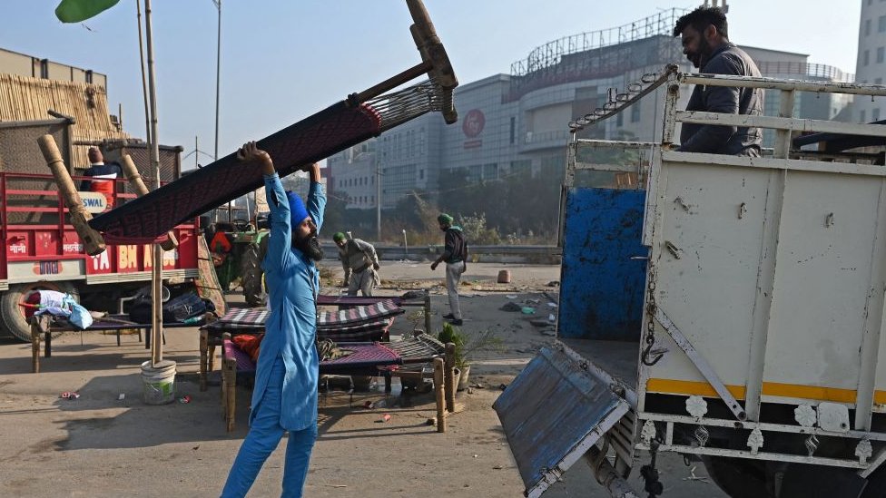 சிங்கு எல்லையிலிருந்து கலைந்து போகும் விவசாயிகள்