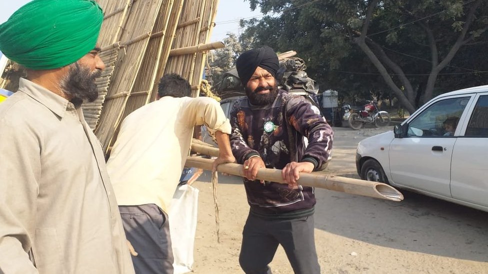 சிங்கு எல்லையிலிருந்து கலைந்து போகும் விவசாயிகள்.