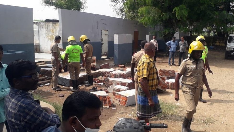 கழிவறை இடிபாடு.